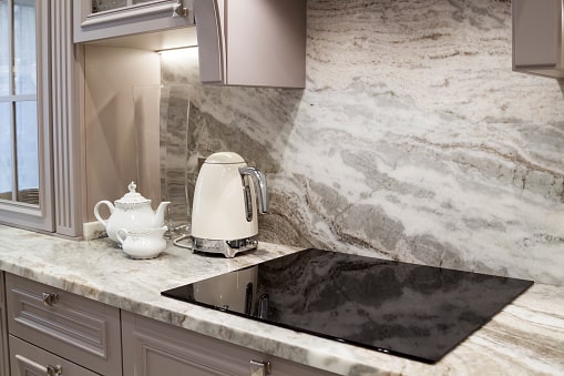 Benefits of Quartz Countertops; flask and teapot placed on a quartz countertop